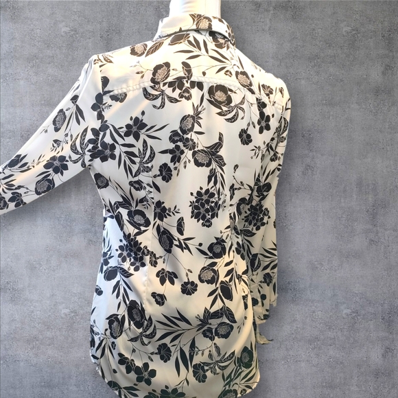 ANN TAYLOR | ✨ Black & White Floral Patterned Blouse | NWOT ✨ size 8 - Picture 6 of 9